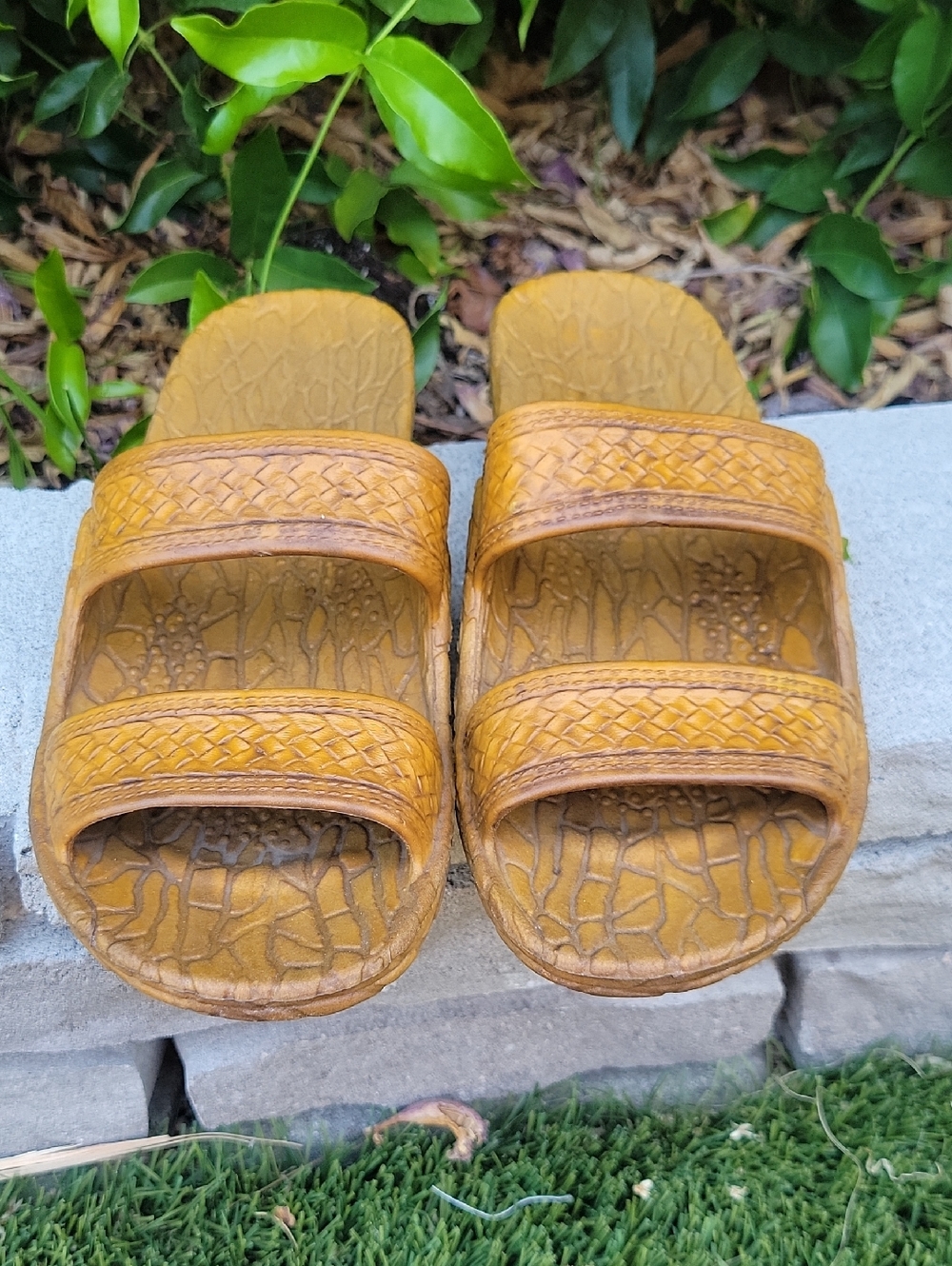 Pali Hawaii Tan Slip On Sandals 9